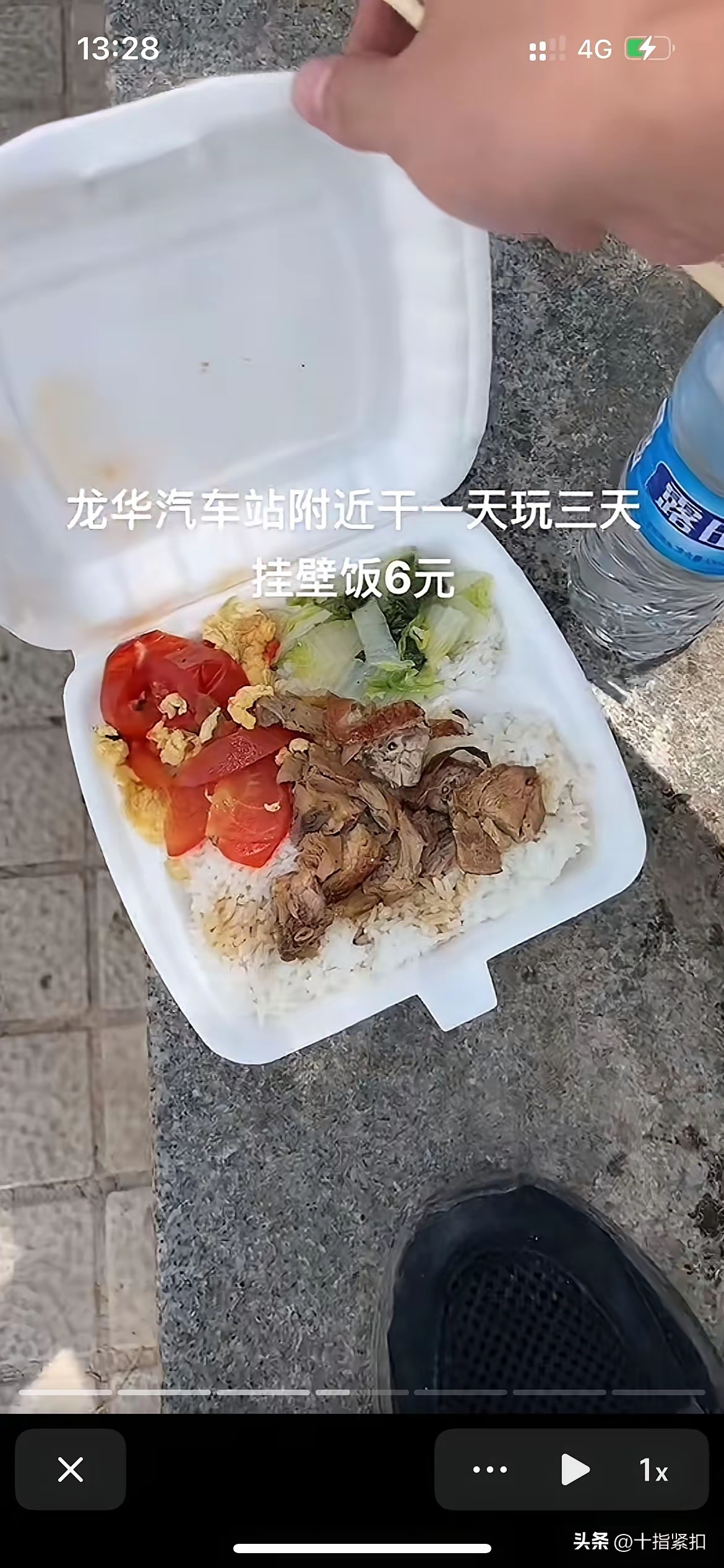 深圳街头5元6元一份的盒饭，所看到是龙华汽车站，是三和大神口中的基地，每天都有便宜的盒饭卖，只需花五六元就可以饱餐一顿，这边有很多大神长期扎营，没钱了就去干日结工，饿了就吃挂壁饭，如果是你们这么便宜的