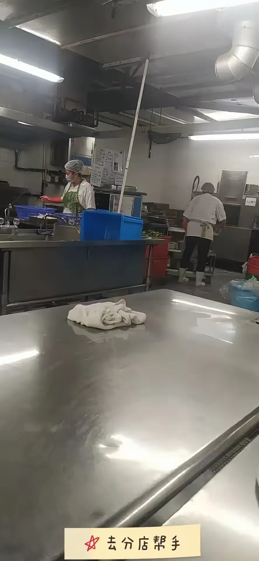 跟香港学这三招食品绝对安全！你知道香港是如何管理食品安全的吗？🇭🇰香港食品卫生安全由食环署，具体负责执法管理，如果被逮住一次拘役6个月，罚款50000元港币，在香港如果你生产和销售食品不安全是属于