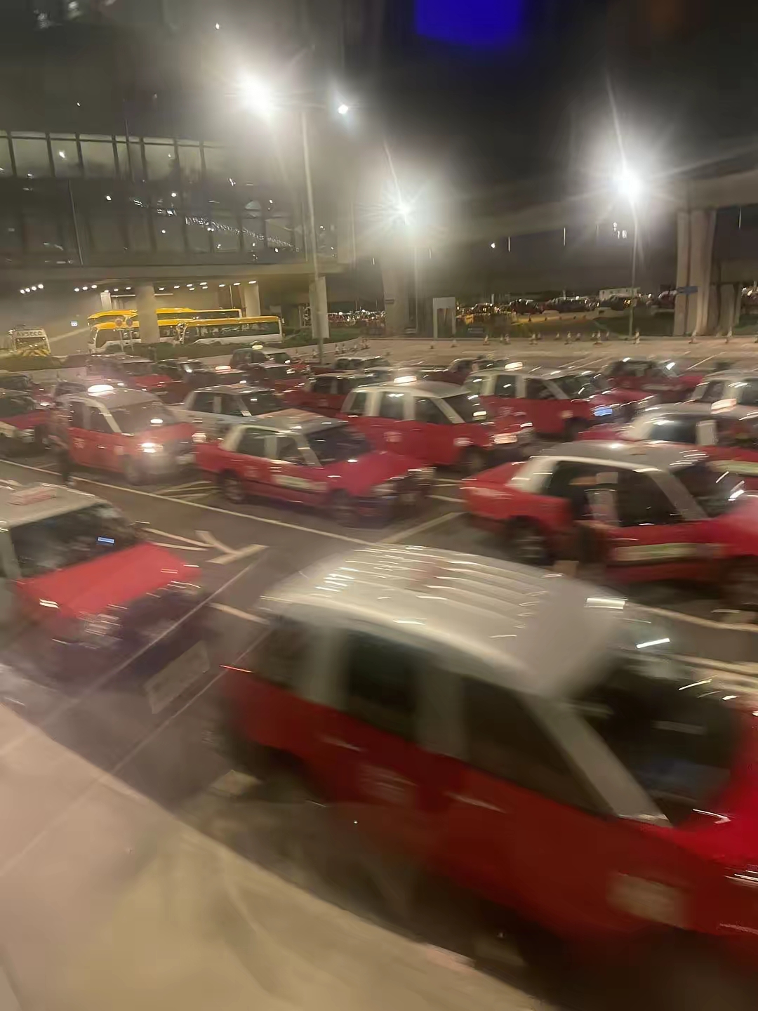 香港🇭🇰最容易被人忽略的一个
​从机场出来
​因为太晚了是凌晨所以选择了机场巴士
​香港的巴士基都是双层
​上后带着行李箱就冲上了二层
​快到站了，拎着行李箱下1层在楼梯上差摔了
​‼️才发现‼️