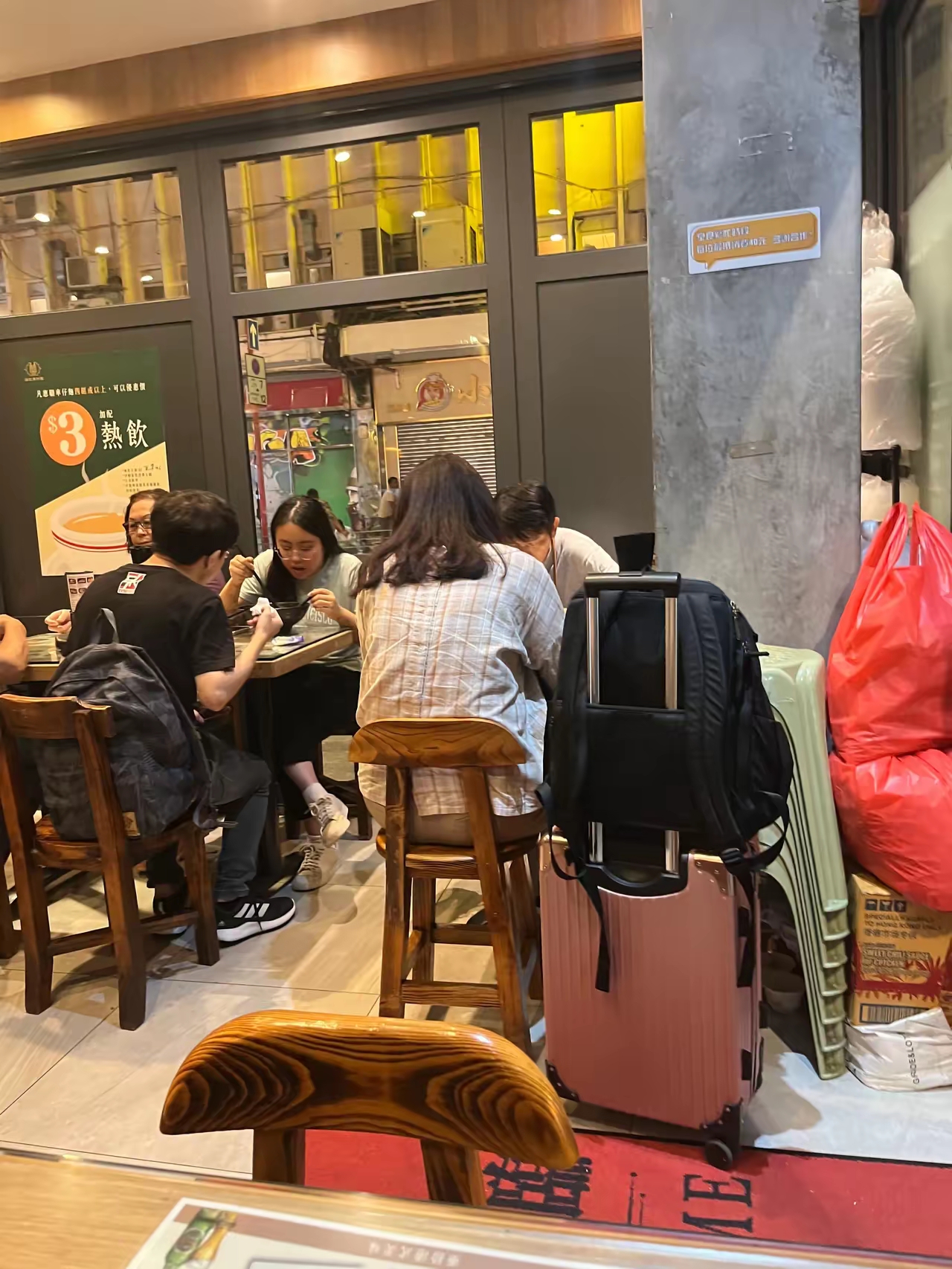 #香港# 旅游城市还是看香港，国内外游客络绎不绝。每天流水几万块算少的，你说饭店老板会不会在乎个别人的感受？多你一个不多，少你一个不少啊。要吃饭的游客排长龙，到了饭点还得拼桌，就这也是忙不过来。真的是