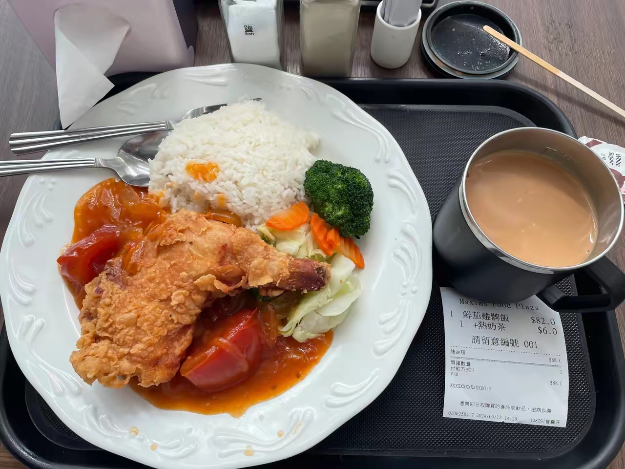 香港西九龙圆方商场的食街午餐—-鲜茄鸡腿饭、配热奶茶（88元）。香港物价贵吗？！大家觉得呢…