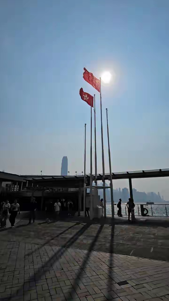 今年是中华人民共和国成立75周年的大日子，香港拥有「一国两制」的独特优势，中西文化荟萃，节庆活动非常多，亦很有特色，加上今年受惠于内地假期，很多内地朋友来港旅游。香港特区政府与社会各界期间筹办超过40