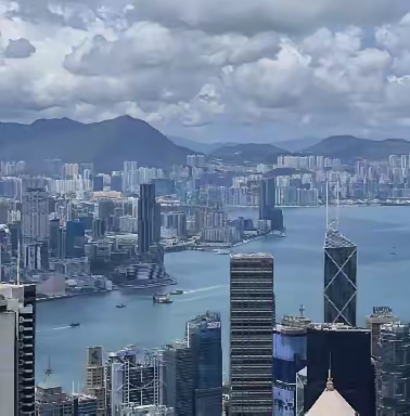 好多大陆很有钱的，通过购买香港合法的身份，并会选择定居在香港。
​很多有钱人最终选择的移民定居点，无外乎是美国、加拿大、英国、澳大利亚和新加坡等国家，这些国家，又无外乎环境比较优美，经济比较发达，社会