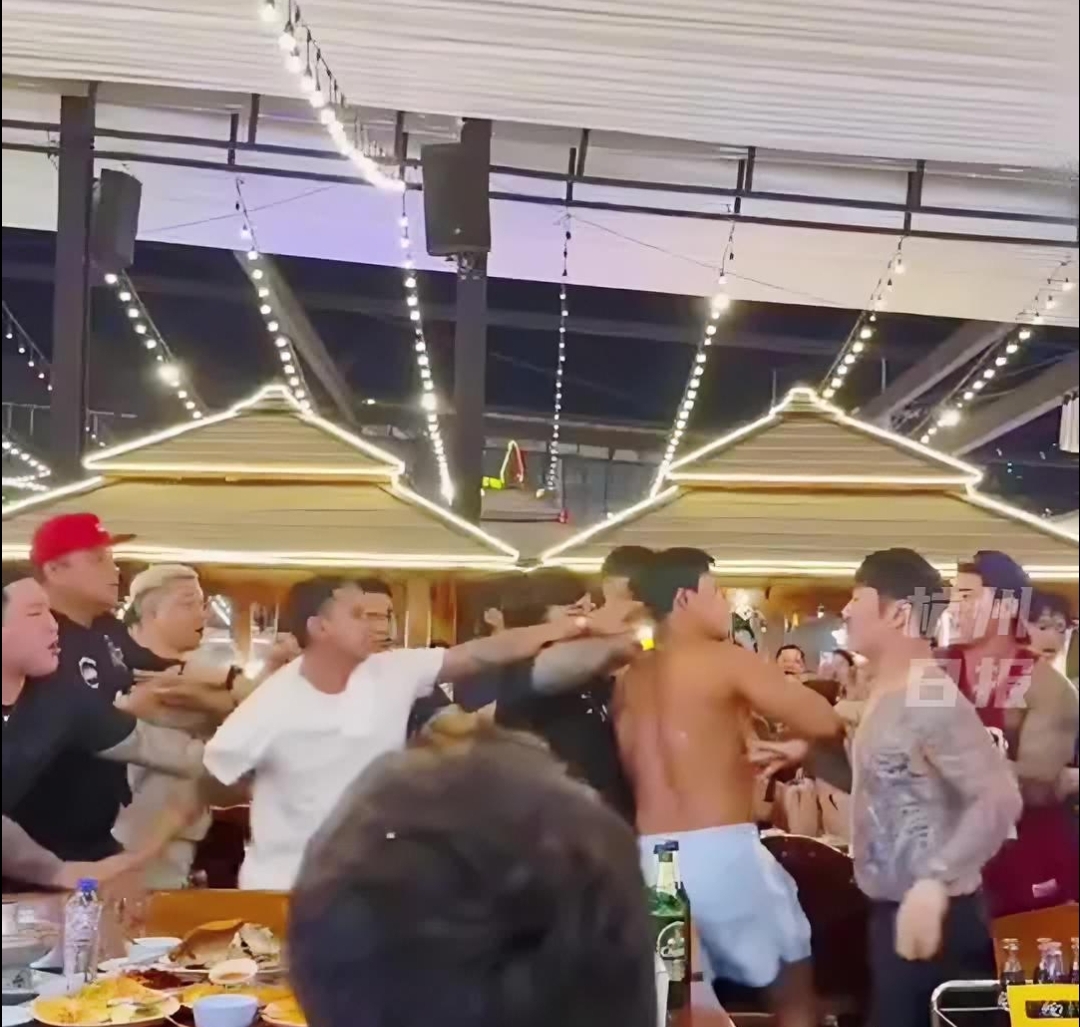 韩媒称中国人装韩国人打架 真相反转
泰国餐厅那场打架风波，剧情真是跌宕起伏！起初，泰国部分自媒体说这是“中国游客互殴”，消息传回国内，大家都痛心又气愤。没一会儿，剧情反转成“中韩游客冲突”。韩国媒体更
