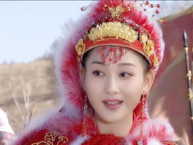 王昭君：大漠孤烟里的和平使者

公元前33年，十九岁的王昭君怀抱琵琶踏上塞外古道，从此在史册镌刻下"宁胡阏氏"的传奇。

这位南郡秭归的平民之女，以宫女身份入选汉宫，因拒贿画师毛延寿而久居深宫。当匈奴