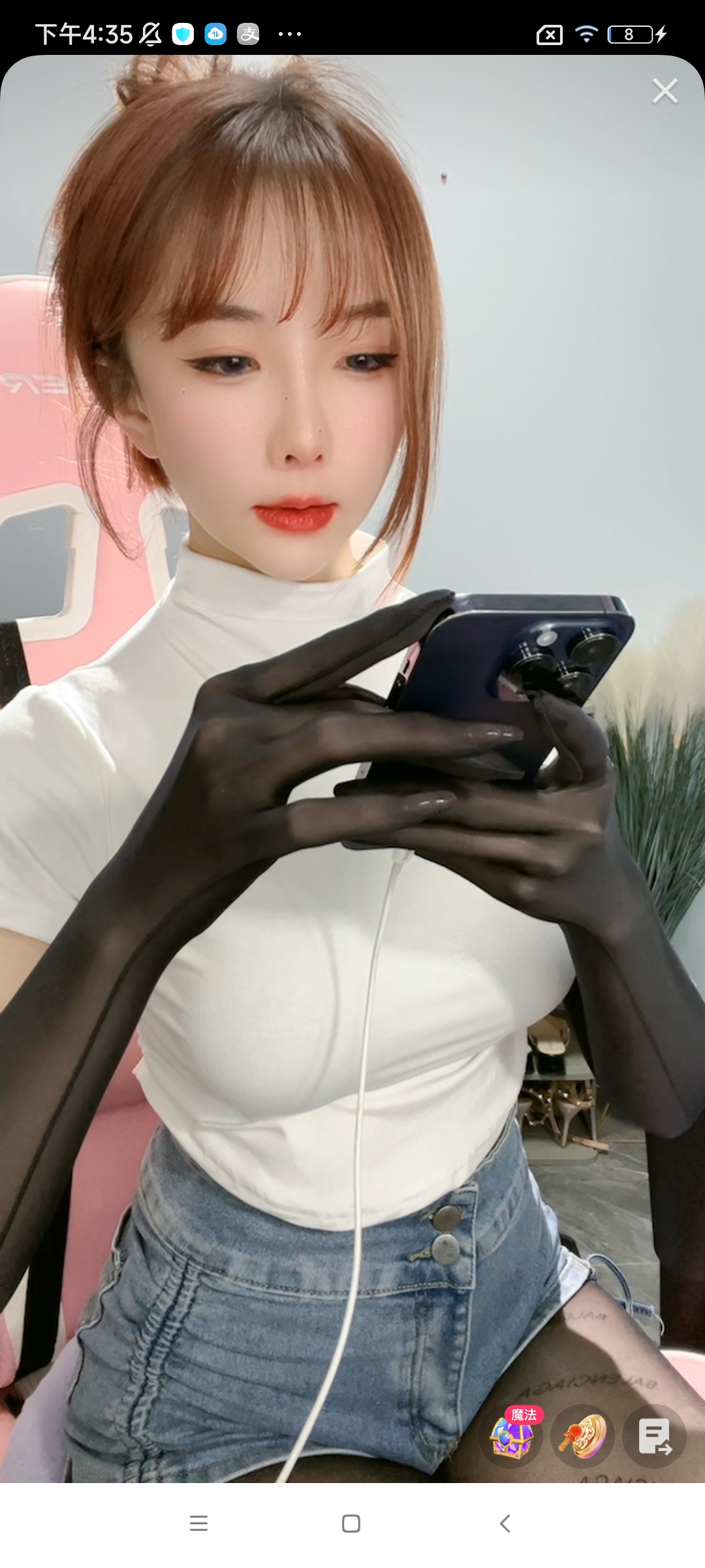 戴黑色丝袜手套的美女主播