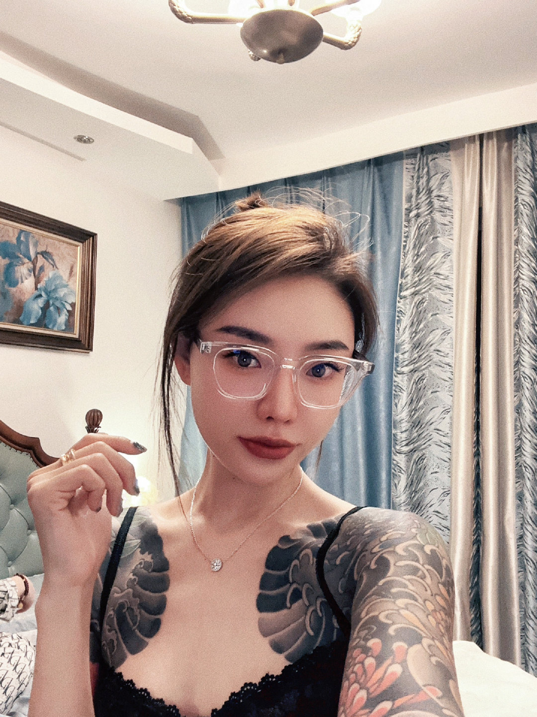 谈了一个多月的恋爱，昨天我来他家，晚上我们就同居了，不知道以后他会不会对我好，吵架时会不会揭我的短。他爸妈会不会看不起我，路过的朋友能说出你们的看法吗?要继续起，还是先分开?