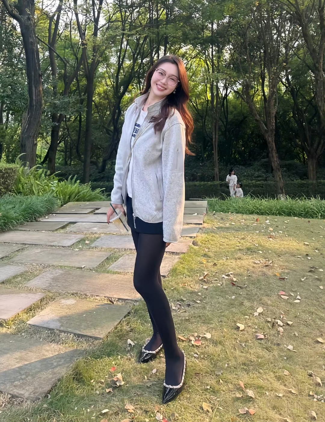 大波浪，黑丝袜，小眼镜，这就是女人味！