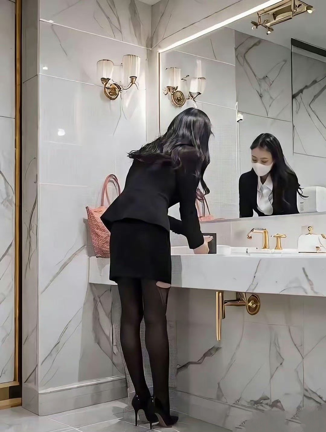 洗手间偶遇，怎样上去搭讪，要她的联系方式，让她记住呢？