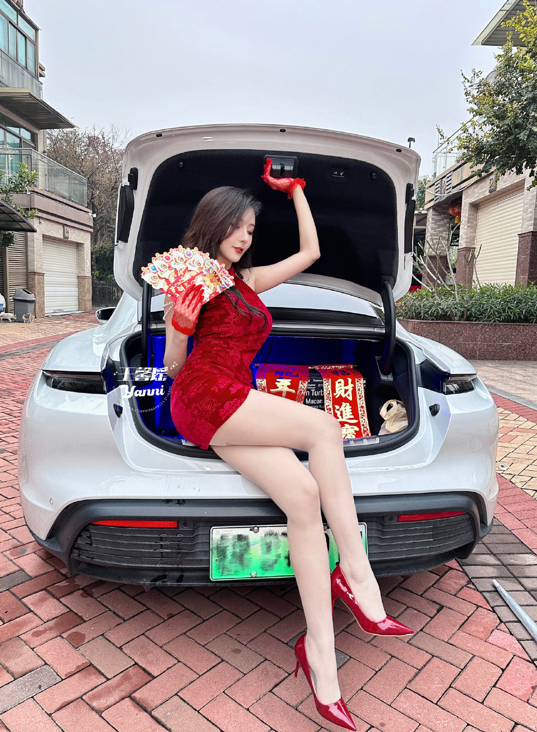 大女人，大白腿，小红鞋，小红包！