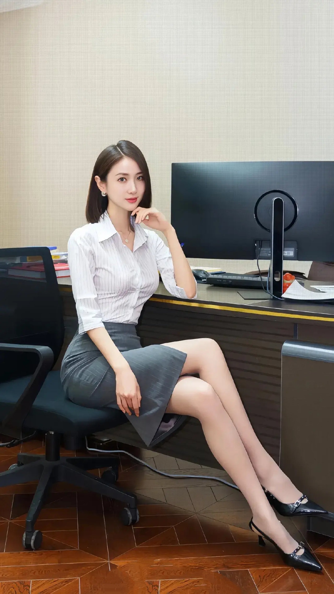美女的亮点在一双高跟鞋上，美女的高跟鞋会发光！