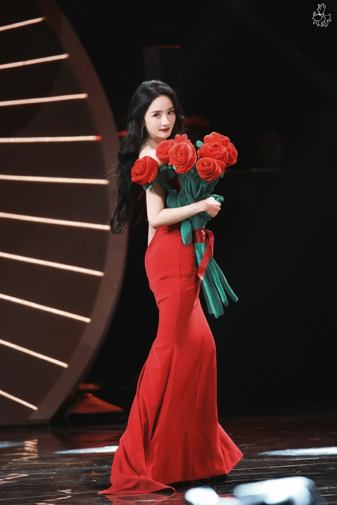 杨幂，花儿和人一样美！