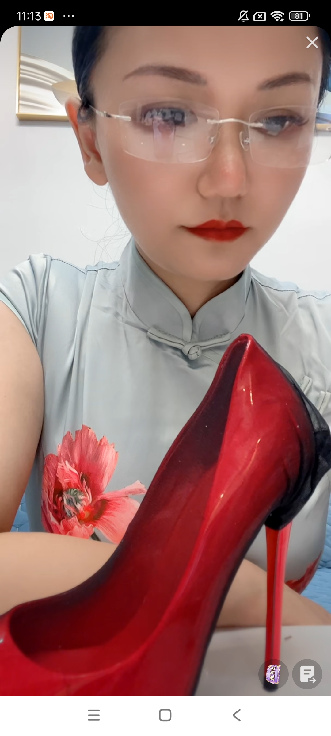 拿着高跟鞋直播，吸引老爷们的女人！