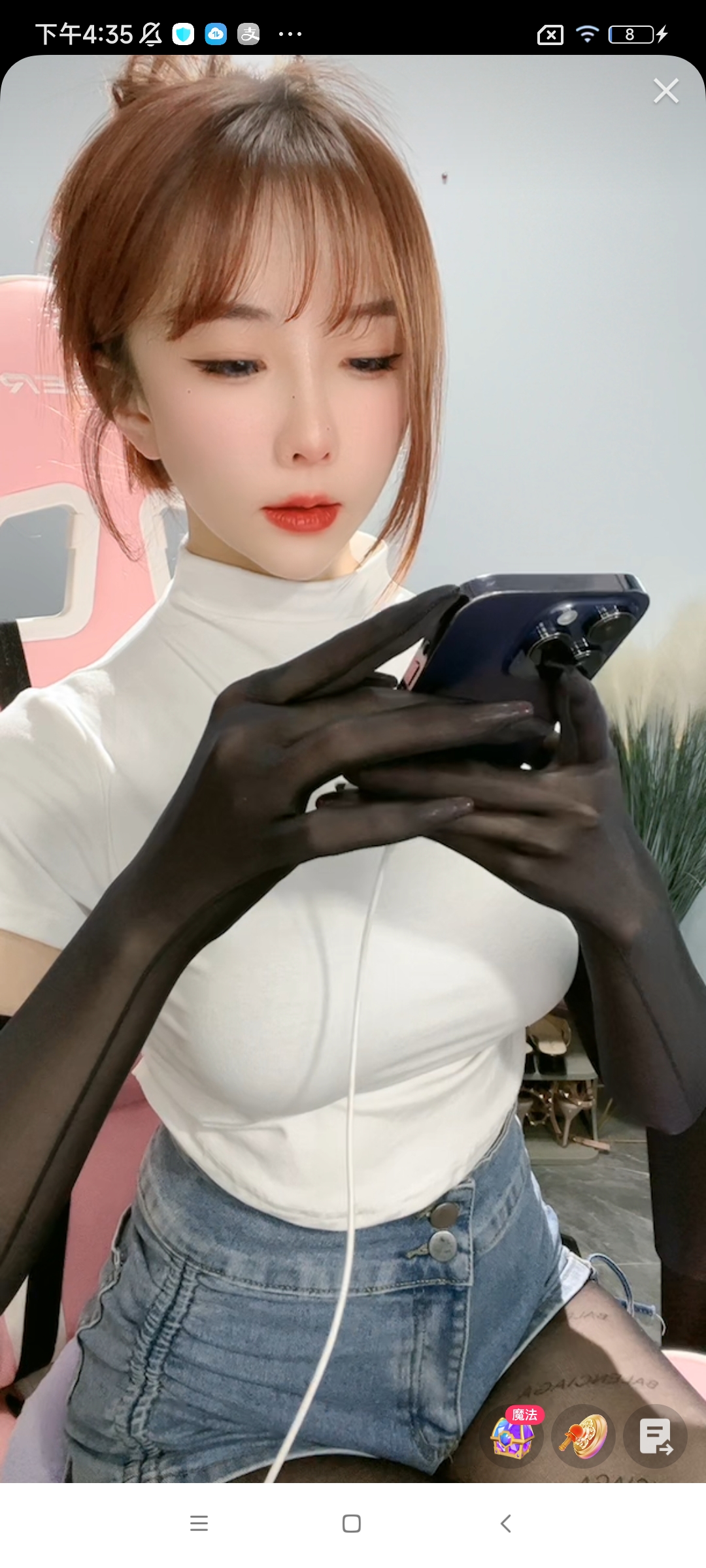 女主播手上穿丝袜是什么操作？