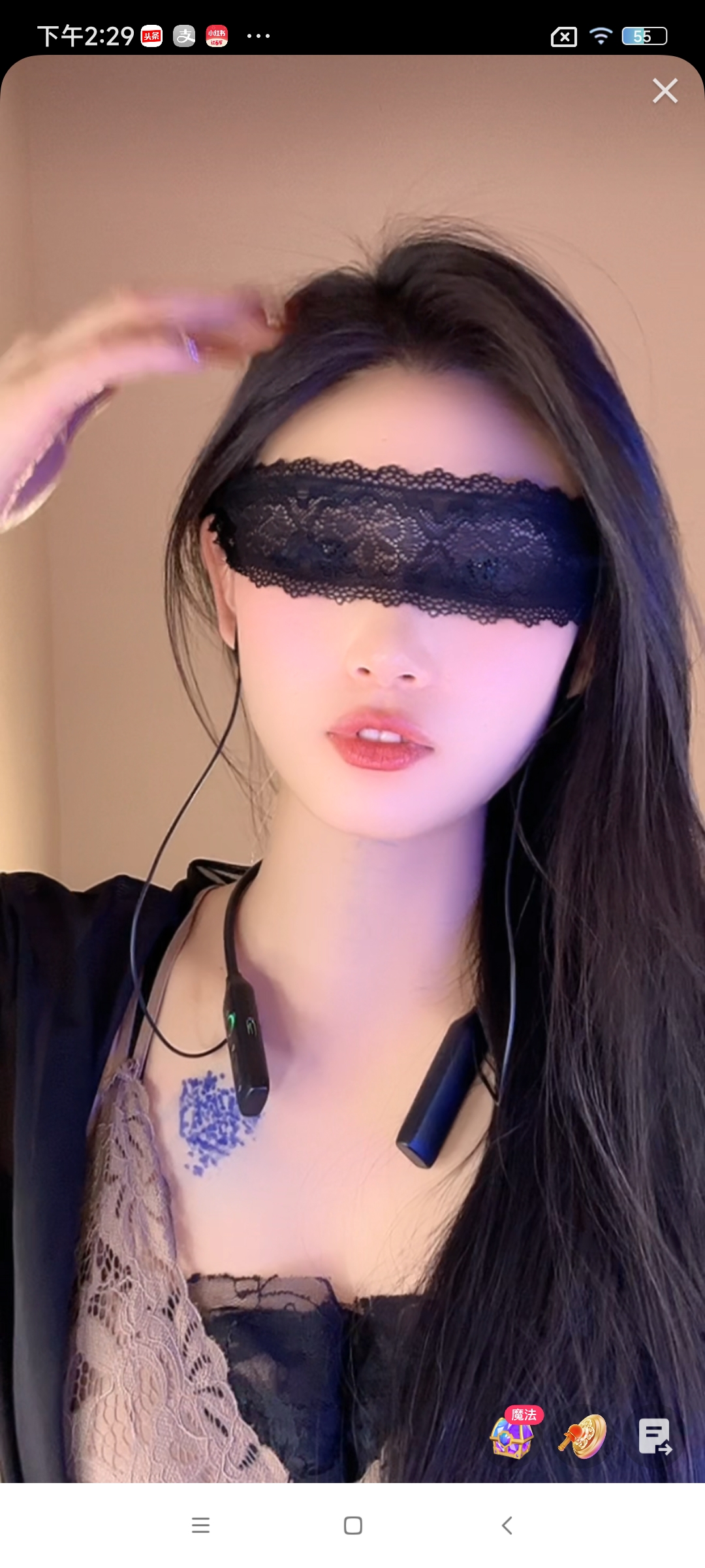 戴眼罩的美女主播！