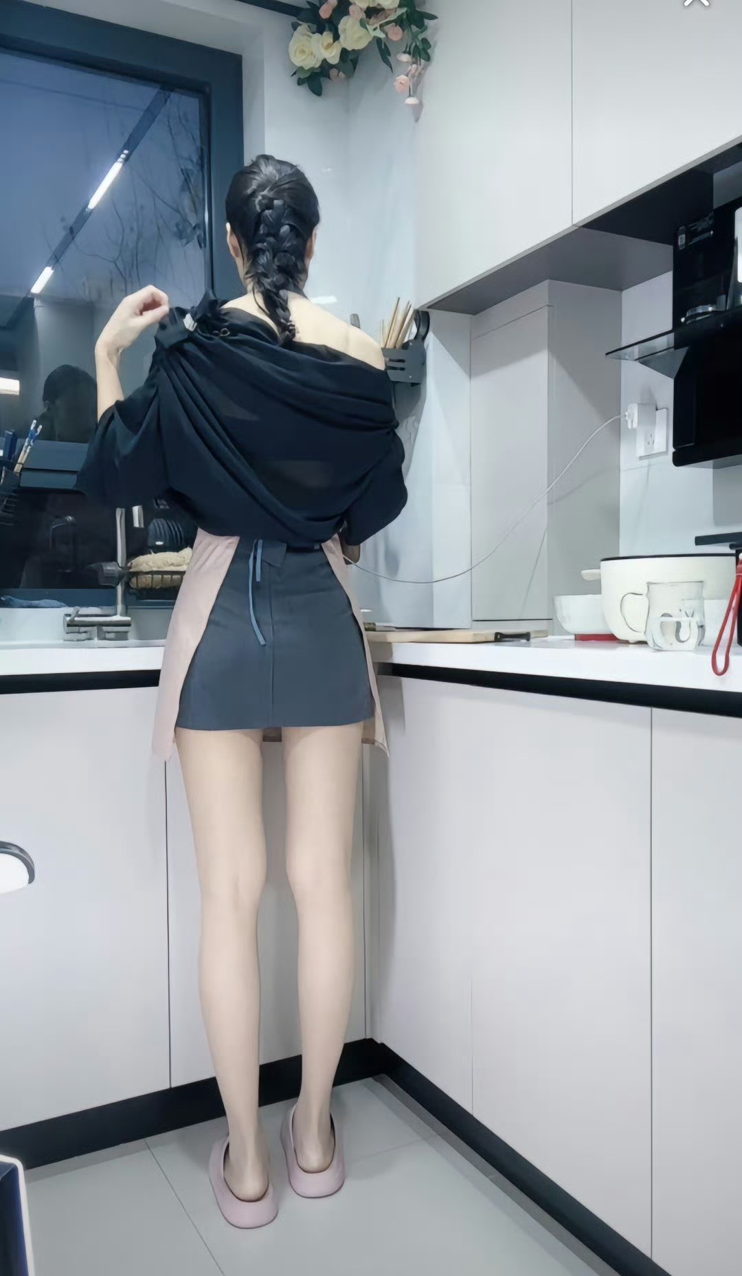 厨房里的风光美！

你家厨房里也有个这样做饭的夫人吗？
