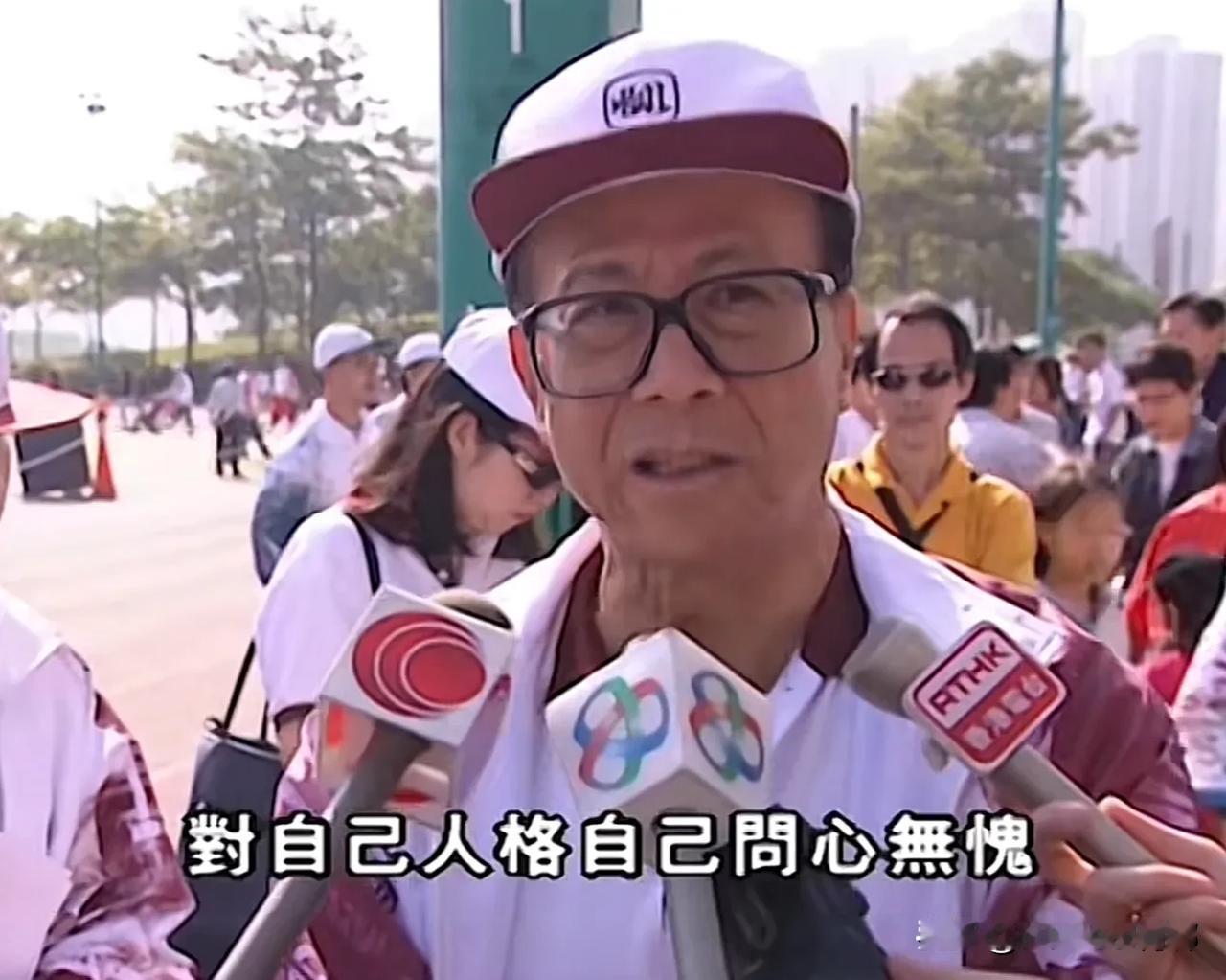 《商业文明的两种基因：契约精神与道德枷锁的百年缠斗》
 
 维多利亚港的潮水冲刷着中环摩天大楼的玻璃幕墙，倒映出两个平行时空：一边是汇丰银行门前铜狮爪下的英镑纹章，一边是深水埗唐楼里供奉的关公神龛。李