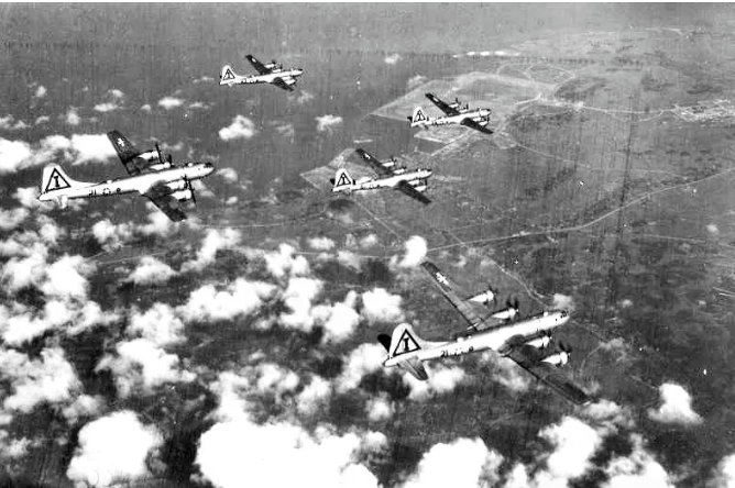 《东京大空袭：战争暴行下的日本城市之殇》

1945年3月9日，日本东京遭遇了美国B - 29轰炸机夜间燃烧弹大空袭，这一事件成为了二战历史上极富标志性的惨痛场景。

当时，随着世界反法西斯战争进入决