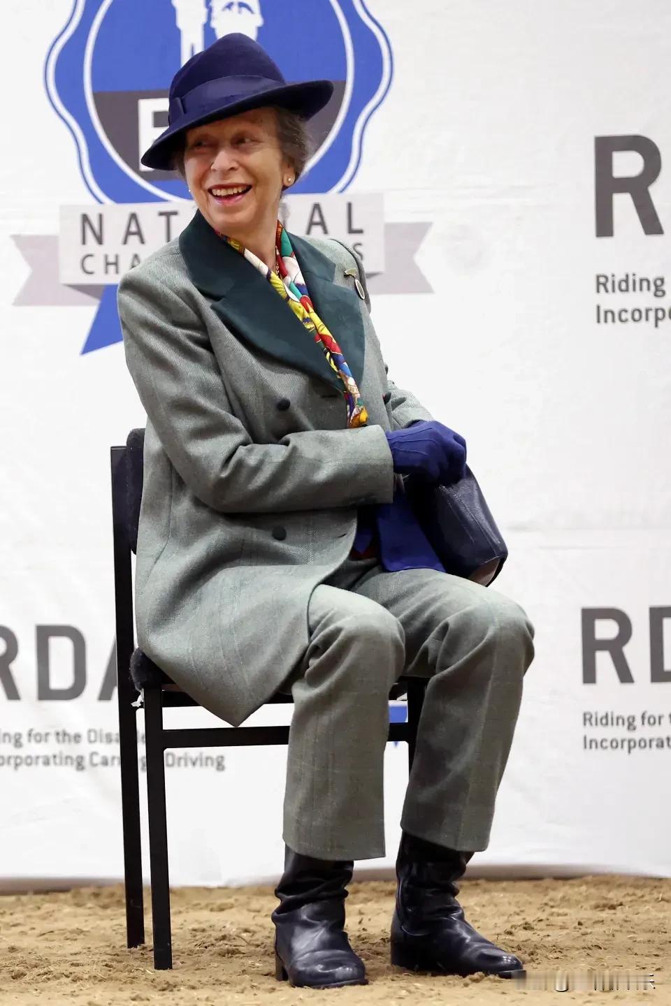安妮公主复工了，第一天复工就出现在赛马场，看来安妮公主跟马很有缘分，她就是因为被马撞击到头部有脑震荡休息了二十多天才出来。