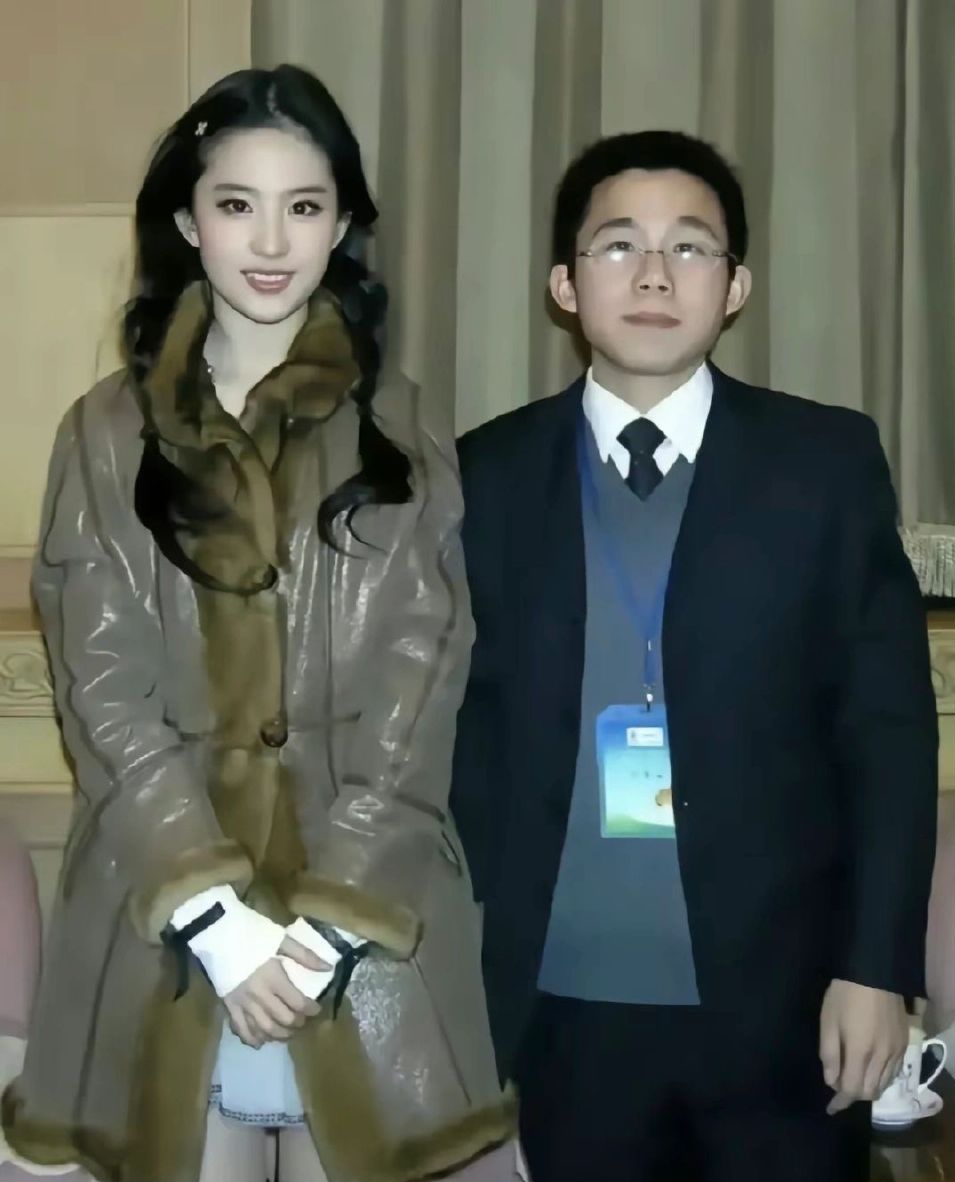 刘亦菲每一张都是美到惨绝人寰的程度 ​