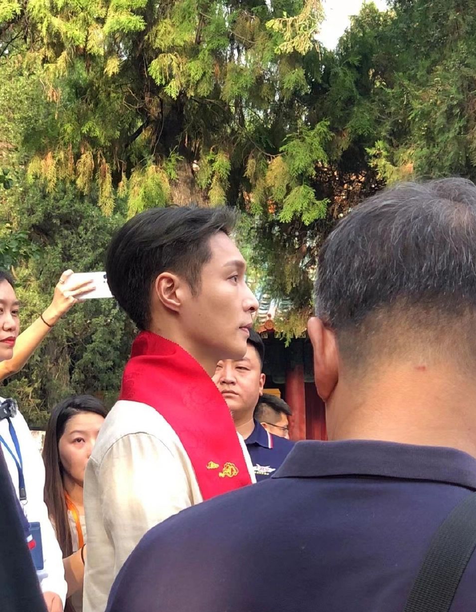 张艺兴路演人山人海，现实版的他真的很帅 ​