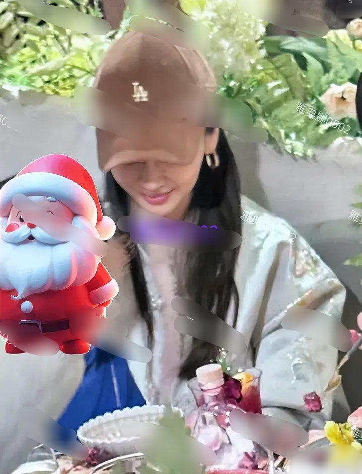 吃饭偶遇Angelababy跟儿子一起吃饭，杨颖本人真的很漂亮，满脸笑容的看着儿子，她消失在公众视野中已经快3个月了，状态比想象中的要好很多