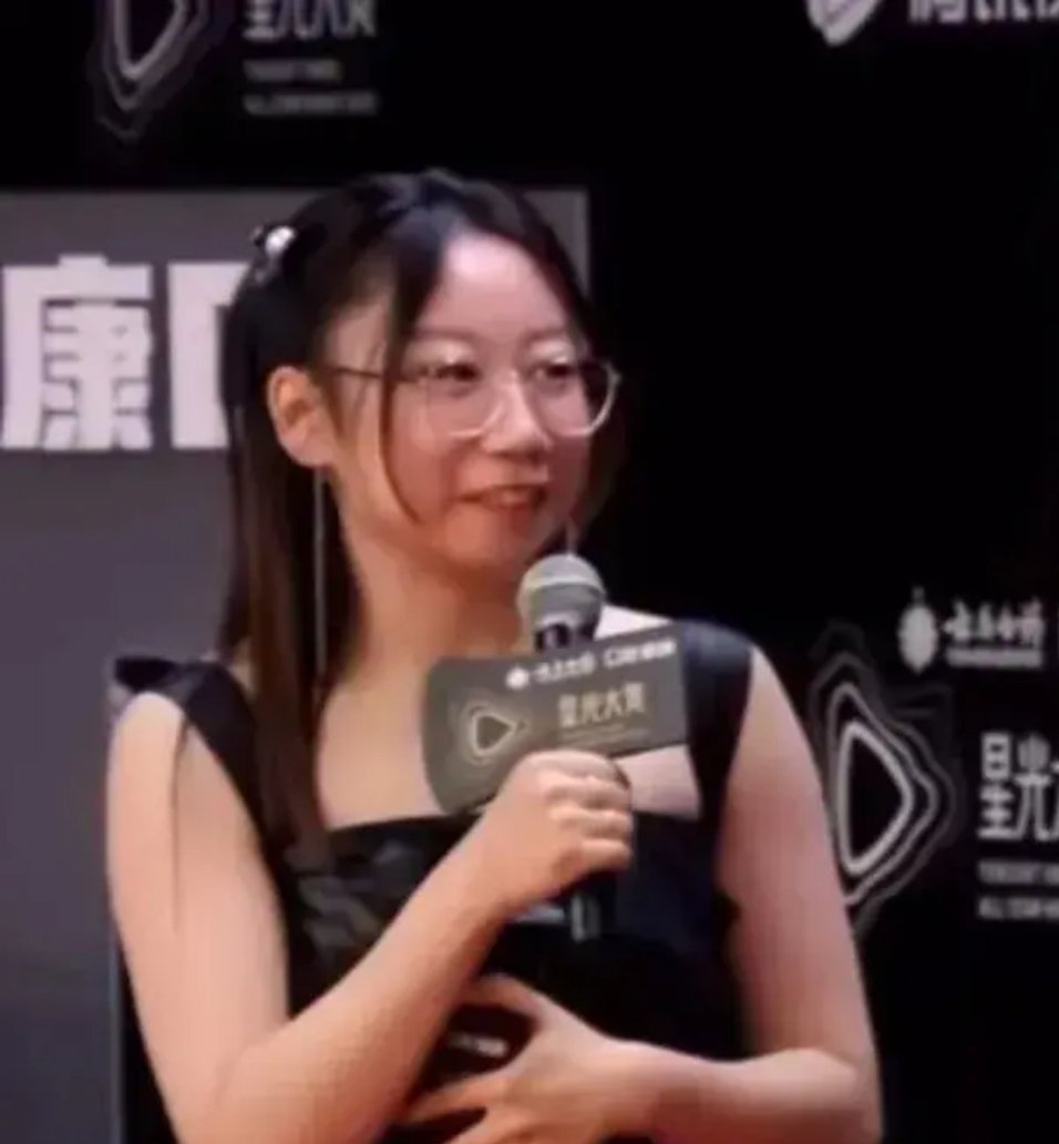 鸟鸟本来就社恐，不知道咋想的，还让她去主持星光大赏，你看她和旁边光鲜亮丽的明星们站在一起，简直一个弱小，自卑，又无助！