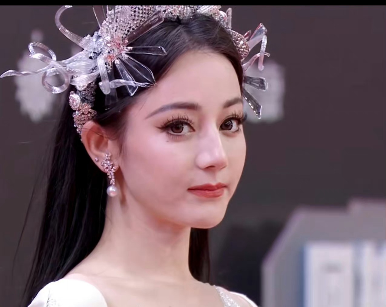星光大赏迪丽热巴 杨紫 同样选择白色系长裙，你觉得哪位更好看