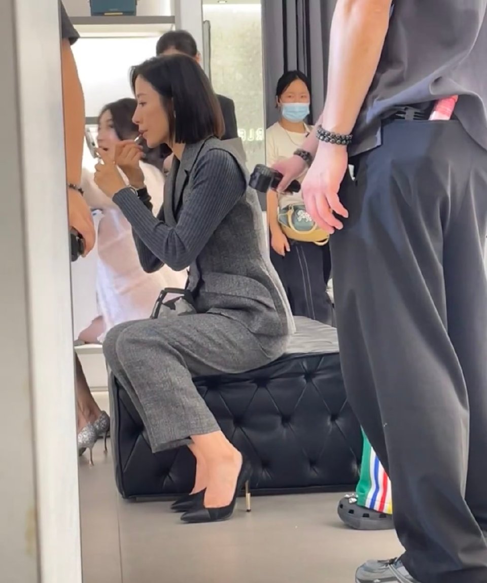 杨怡《黑色月光》拍摄路透 又是自己补妆想，当年拍《宫心计》的时候也是直接从鞋套里拿出粉底给自己补妆！ ​