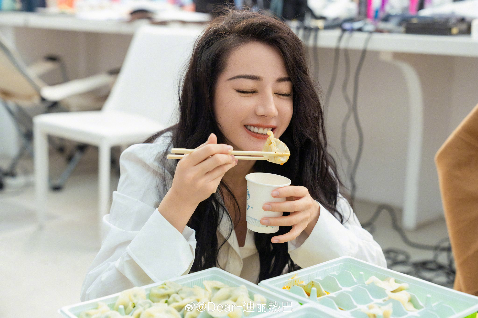 冬至吃一顿饺子是一件美好的事
看美女吃饺子就更美好
迪丽热巴工作室发布她吃饺子的图片
突然觉得她的饺子更香