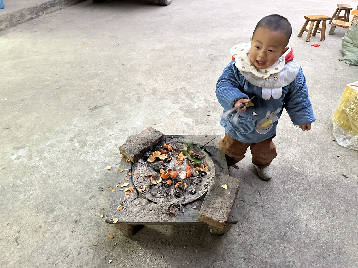 农村的小孩，皮得让你只能静静的看着，说都懒得说话了，因为说了也没用。