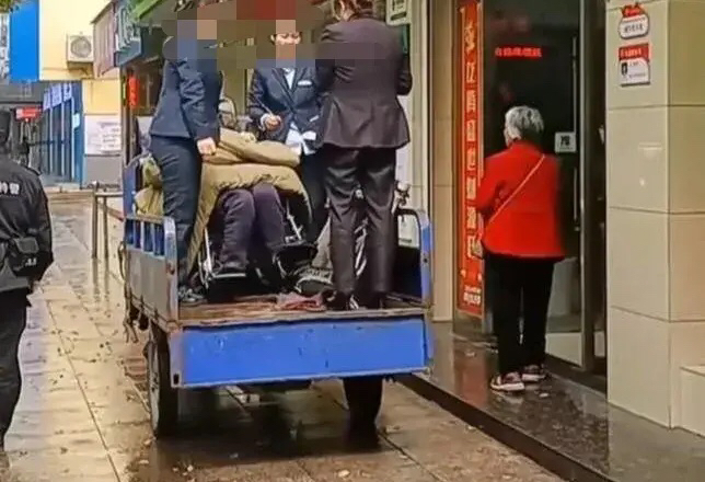 “银行陷入了麻烦！”在广东省高州，这名男子的父亲病得很重，需要钱。这名男子拿着各种证书要求3万元，但银行要求自己领取。然而，这名男子和他的亲戚把他的父亲带到了银行。取款后，该男子要求银行赔偿1万元的误