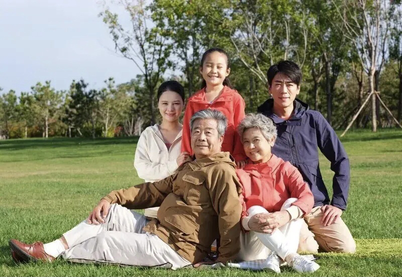 山东济宁，女子和丈夫吵架后，离家出走，和别人住在一起。不管他15岁的儿子和10岁的女儿如何，他的前夫抚养了两个孩子。30年后，这名妇女起诉了她的孩子，并要求他们支付赡养费。儿子和女儿说：如果你想支付赡