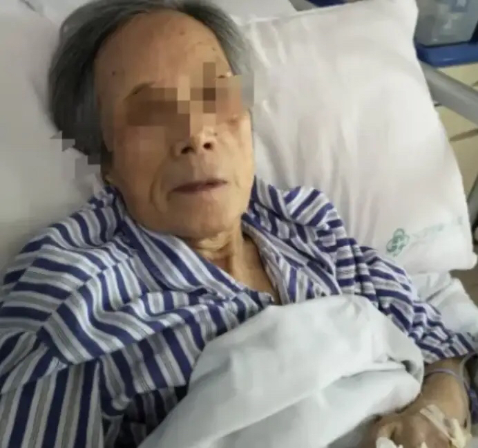 在广东广州，一位老人患癌症后，担心女儿抢劫了家庭财产，把房子和存款都给了儿子，然后打电话给月薪只有2000元的女儿，要求她每月支付1500元的赡养费。女儿直接拒绝了。老人很生气，把女儿告上了法庭。法院