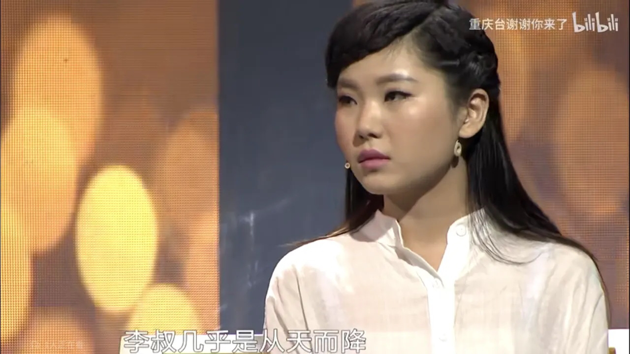 女孩辍学工作，男人不忍心帮她上学。几年前，女孩打电话给他，“叔叔，几天后我会去看你的！”出乎意料的是，当女孩来拜访时，她发现有人空无一人。邻居告诉她：他破产了！当女孩找到他时，她忍不住哭了起来。

李