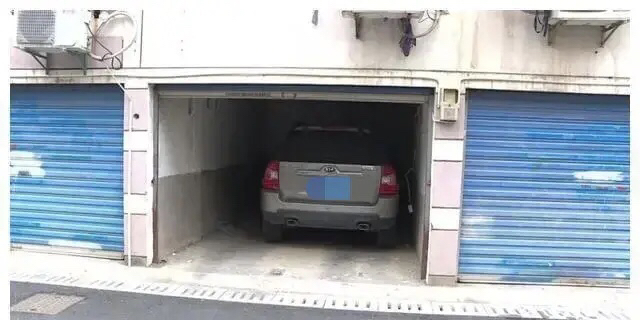 江苏，一男子开车回家，却发现自己车库被一辆车占用！男子大怒，干脆将车库卷闸门上锁，岂料，第二天男子再去看，发现车库门锁被撬，车已被车主开走，事后车主以盗窃罪被起诉，可车主认为他没犯罪，而法院判决太解气