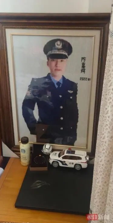 江苏一个女人，儿子因公牺牲，她伤心欲绝，每天泪流满面。有一天，她在商场里突然看到儿子。她的心怦怦直跳，猛扑过去，抓住了他。儿子，你回来了吗？

(信息来源:极目新闻)

窦阿姨心中最引以为豪的是她苗苗