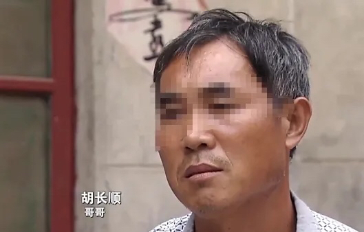 江苏， 一哥哥因家穷，在别人家当了上门女婿。几十年后，弟弟拆迁分了6套房子，哥哥对弟弟说：“我给你5万，你卖一套房子给我吧！” 弟弟认为，哥哥已经“嫁”出去，没资格分房子。后来，哥哥一纸诉状将弟弟起诉