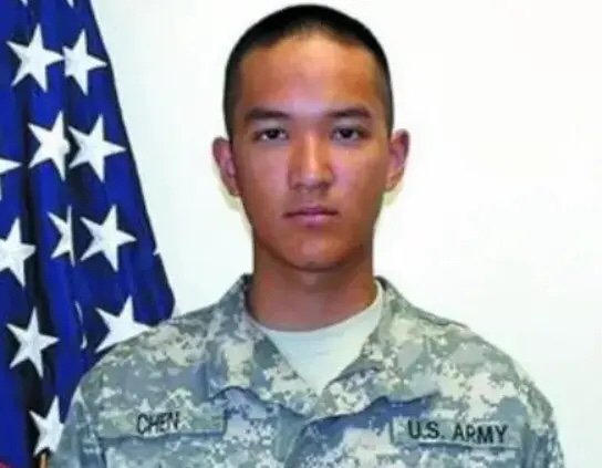 19岁的美国华裔士兵陈宇辉被美国军官拖到石路上，因为他忘了洗澡和关掉水龙头。他背部摩擦的血肉模糊。后来，他选择了自杀...

(本文信息来源有真实信息来源，参考资料在最后重复)

2011年9月，美国