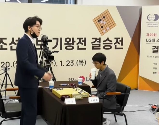 闹剧！为了赢真是脸都不要了！柯洁：我受够了，不能这么干！

感觉LG杯世界围棋棋王战决赛已经妥妥变成了闹剧。

从第一局柯洁胜出后，韩国方面就开始使出各种盘外招，如果说第二局的失利是柯洁“失误”，疏忽