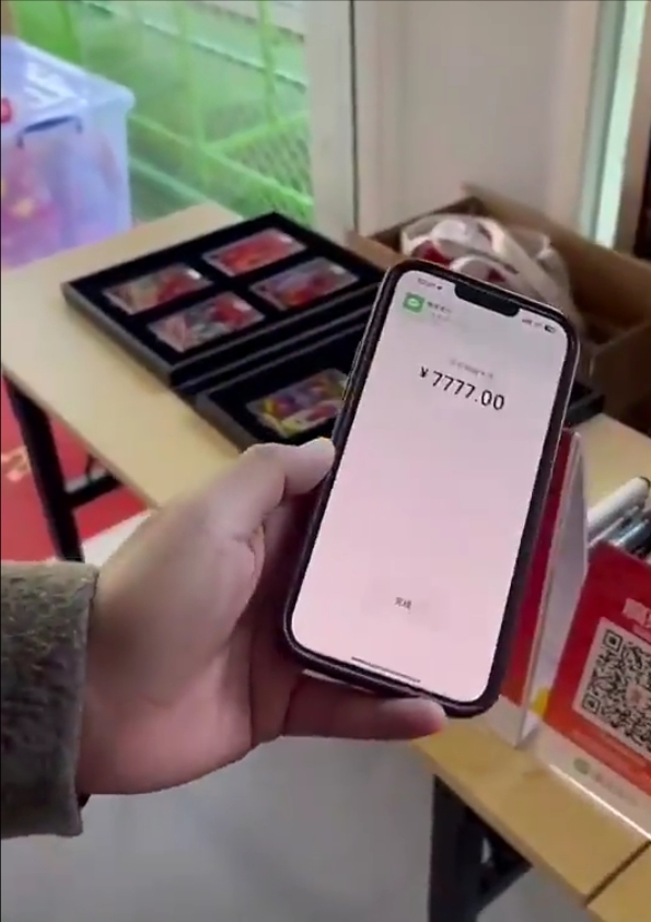 中甲广州为了争取准入真的是“拼”了！
为了筹措1000万的准入资金缺口，广州队除了直播带货，还在线下进行特卖会，算是拿出了多年珍藏，球衣、球鞋、亲笔签名等等一应俱全，包括与欧洲豪门球队交流时的一些礼物