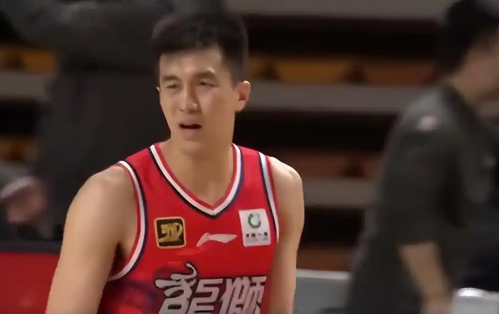 真的带不动，郭艾伦狂砍40分，仍难救主！一因素才是输球元凶！

CBA常规赛第34轮，广州坐镇主场迎战北控，郭艾伦发挥神勇砍下40分，4个篮板，5次助攻，仍然难挽败局，最终广州113-116惜败北控。