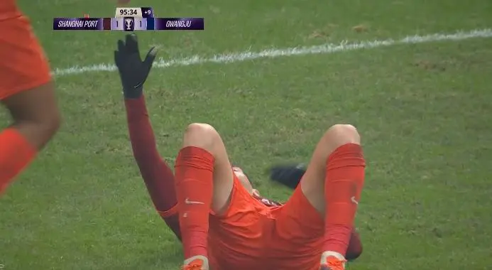 奥斯卡！难说再见！
亚冠精英赛，上海海港在主场1-1逼平韩国光州FC，本场比赛主裁判对光州球员的多次挑衅视而不见，而海港队主力中卫魏震的红牌判罚更是有待商榷。
好在第75分钟，奥斯卡通过点球扳平比分，