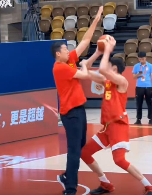 残酷事实！就算是王治郅、NBA训练师助阵，也很难改变男篮现状！

根据男篮训练照以及新闻可以了解到，又是王治郅、又聘请了两名NBA训练师，倘若是着眼未来尚且说的过去，假如只针对“日本三队”未免有些兴师