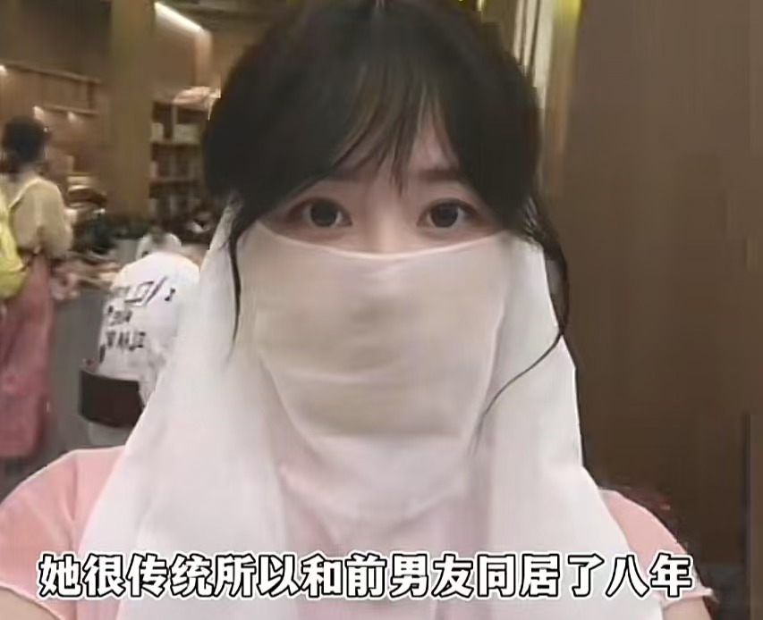 奇葩女和前女友同居8年后被甩，参加相亲把王婆干懵逼了！女生：“我有一个小小的要求，就是彩礼要1000万！”网友：同居8年跟二婚有什么区别？还要一千万，太搞笑了吧！

7月25号，开封万岁山的王婆说