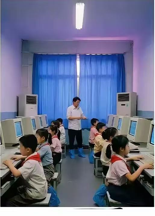 一直有个问题困扰我，我们小时候去机房上电脑课，必须脱鞋或者戴鞋套，现在为什么不用戴了？以前这种行为是个笑话，还是真的有这个必要？

虽然这么多年过去了，但我依然记得，小学时候上微机课老师都提前通知