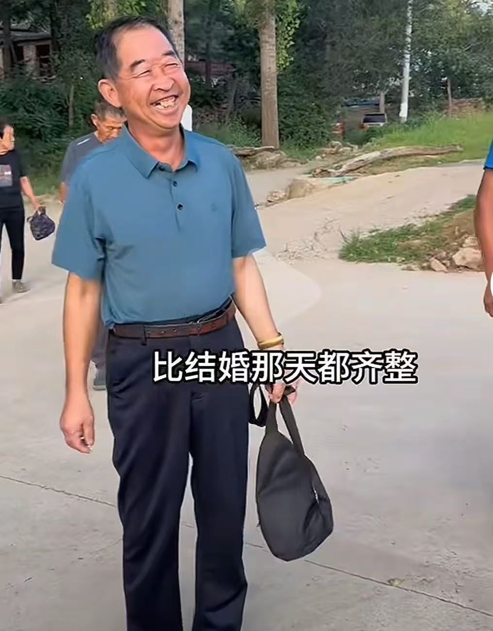 李福贵做了一个大胆决定，要带全村老人免费去旅游！可是很多人知道后，劝说李富贵别去了，取消吧，万一哪个老人出了问题，你可负责不起！但李富贵还是坚持带老人去了一趟郑州，因为他们这么大岁数，从未出过远门，她