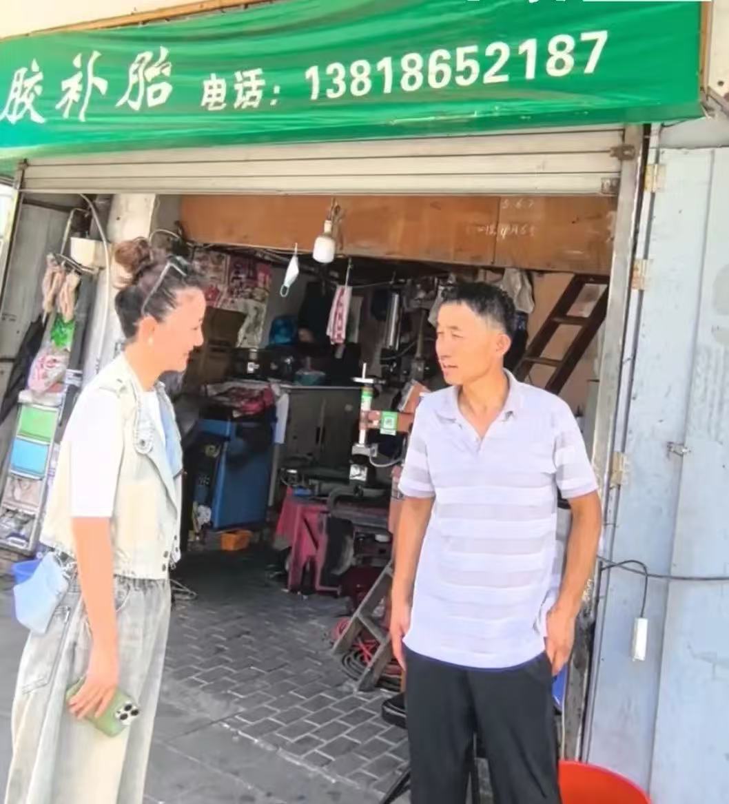 上海知名女主持人施琰的“补胎”经历火了！原来，补胎店老板说好的热胶补胎50元，可是补好后，要的钱让施琰惊呆了！不是老板狮子大开口，而是老板说一分钱不要！施琰：没想到这个年代还有这样的“老实人”！

（