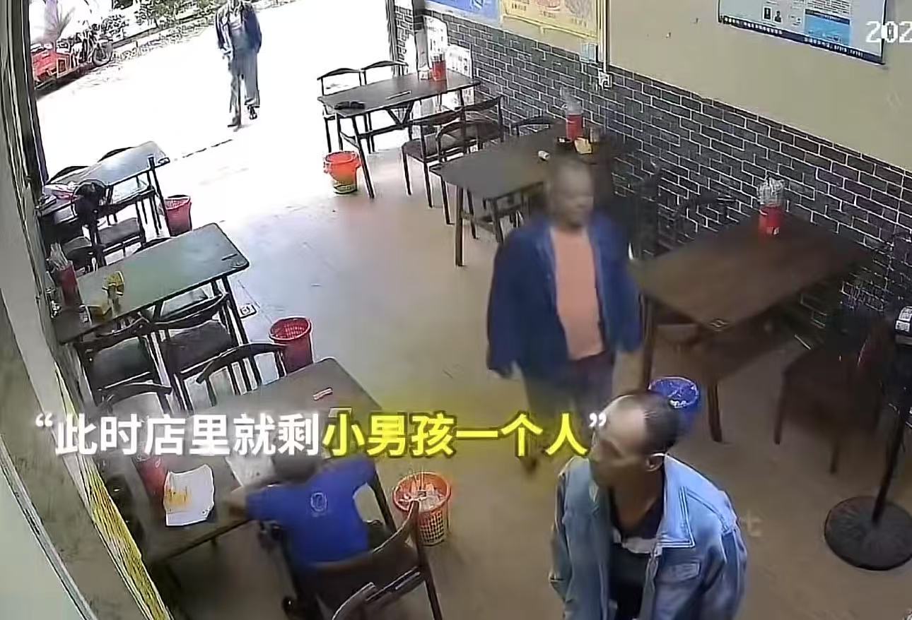 “小小年纪情商就这么高，此子以后必成大器！”爸爸在厨房里忙着做饭，小男孩在店里写作业，这时候店里来了几个农民工，他们等了半天看没人招待，正犹豫要不要走。可是小男孩的一个举动，却让几位农民工立马决定留下