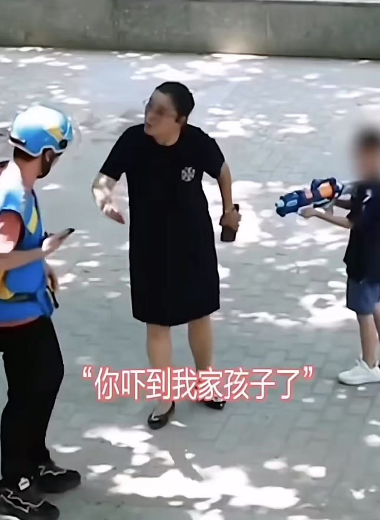 “熊孩子的背后果然有一个家长！”熊孩子拿水滋外卖小哥，小哥大喊：“谁家的孩子啊，能不能管一下？”可万万没想到，男孩奶奶怒气冲冲地跑过来说：“吼什么吼，你吓到我家孩子了！你多大个人了，喷一下能怎样？小孩